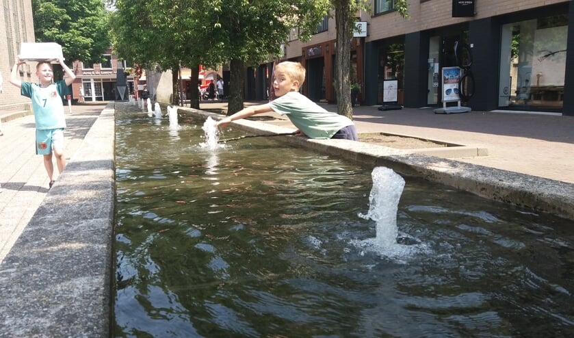 Spelen met bedriegertjes in Huissen. (foto: Martien van Hemmen)