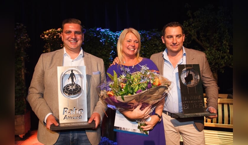 Rabo Talent Tom van Dalen (links) van Van Dalen Infra & Milieu en ondernemer van het jaar Linda Kuipers en Gunther Maters van Koeltrans Angeren. (foto: Sander van de Geijn)