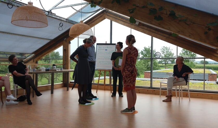 Vergadering op dakterras. (foto: Zorgboerderij Hoog-Broek)