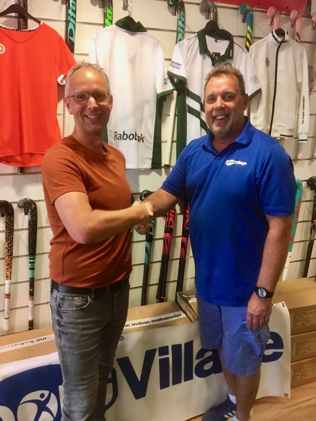 Voorzitter MHCBemmel800 (links) bedankt Theo Verpoort van Sport Village voor sponsoring.