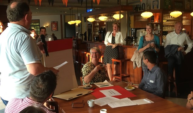 Wethouder Helga Witjes wordt toegesproken door voorzitter Sjaak Kregting. (foto: Wim Meijer)