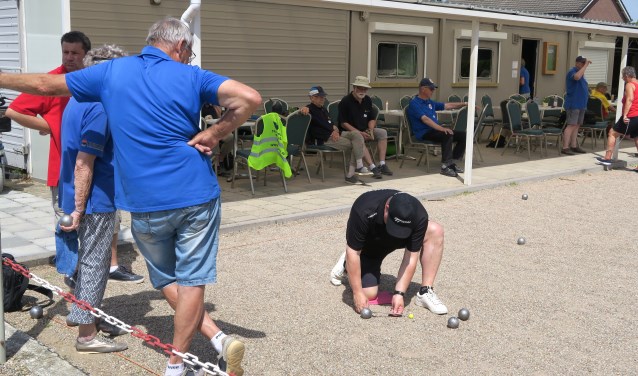 Welke boule ligt het dichtst bij de but? (foto: JBC Lingewaard)