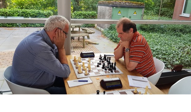 de halve finale. Links Piet de Leeuw (Mook), rechts Martin Weijssenfeld (Elster Toren).