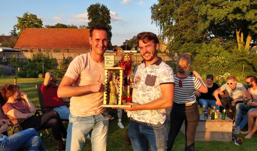 Corrie ontvangt 'Den Gouden Pluim' van vorige winnaar Tim Polman. (foto: Alarmfase 3)