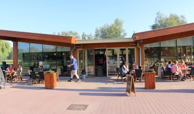 Wandelaars genieten van een welverdiende rust bij theepaviljoen Horsterpark . (foto: Liemers Posbankloop )