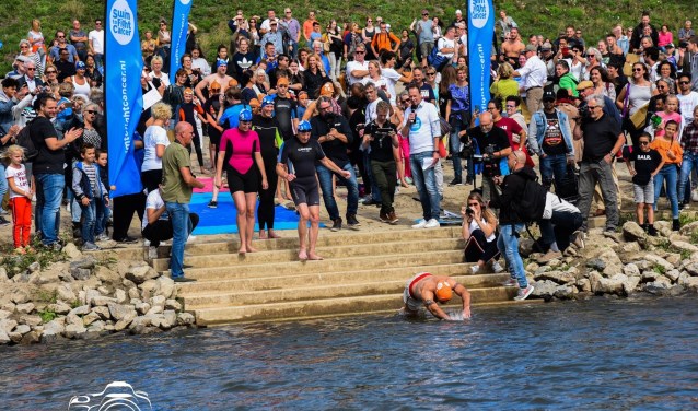 Actie tijdens Swim to Fight Cancer Nijmegen 2018. (foto: Davy Derksen Fotografie)