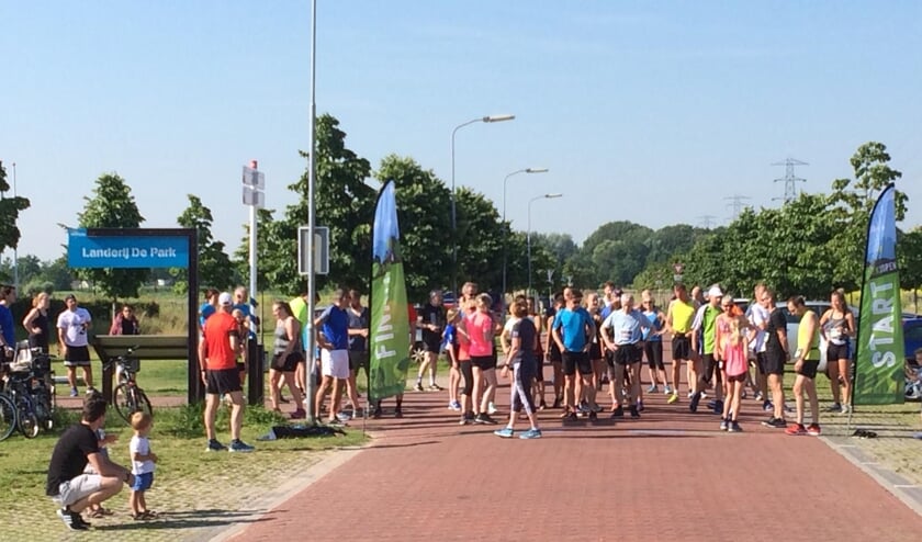 Enthousiaste deelnemers kort voor de start in Park Lingezegen. (foto: Running-Elst)