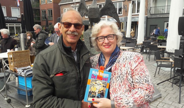 Mevrouw schuurmans ontvangt WO II boek van Michel Bongers door Van Hemmen. (foto: Henk van Eimeren)