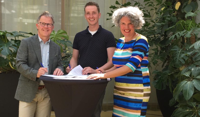 Wethouder Hans Winters van gemeente Zevenaar, Dick Wessels van Delta Rijssen Glasvezel Investeringen B.V. en wethouder Gemma Tiedink van gemeente Duiven ondertekenen de samenwerkingsovereenkomst.