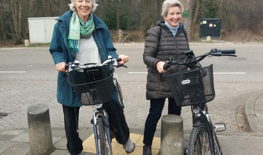 Dames gaan fietsen. (foto: Wilma Berends)