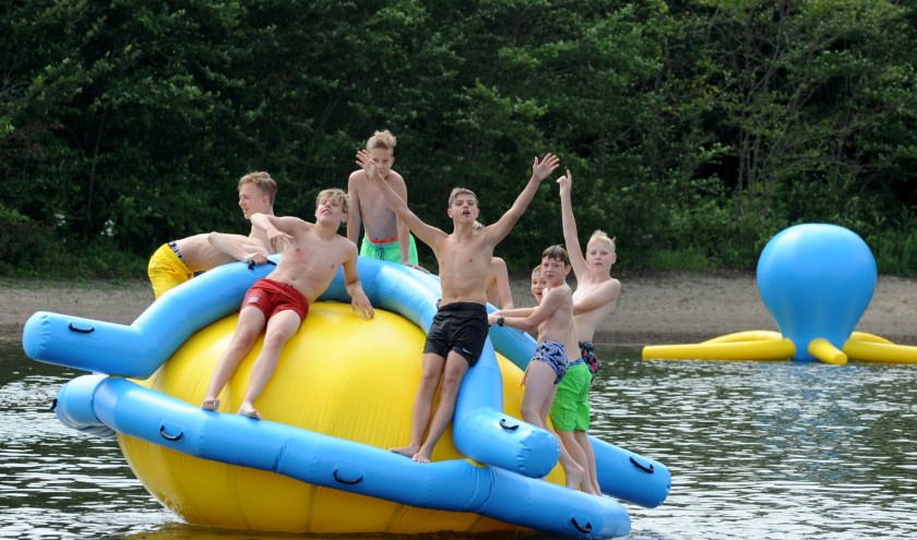 Zwembad Walburgen in Gendt heeft voldoende cheques bij elkaar weten te sprokkelen om een dit speeltje aan te kunnen schaffen. Afgelopen zaterdag werd het gepresenteerd. (foto Sjaak Veldkamp
