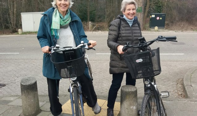 Dames gaan fietsen. (foto: Wilma Berends)