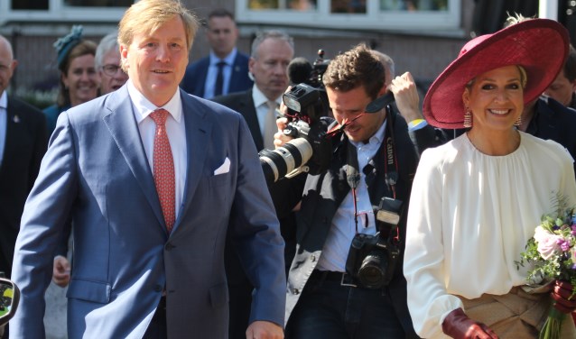 Opheusden. Ons zo betrokken koninklijk paar op weg naar het toegestroomde publiek.en koninklijk paar op weg naar het toegestroomde publiek. (foto: Henk van der Kooij)