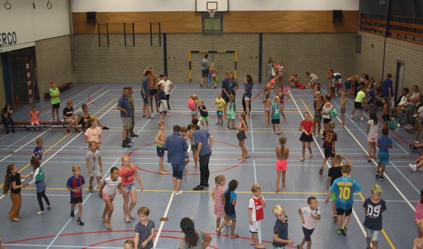 Jongeren in sportzaal tijdens tienkamp. (foto: Ronnie Koster)
