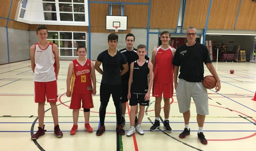 Van links naar rechts: Sjoerd van de Laarakker, Mila Joosten, Christian van der Voet, Duncan Holman, Dirk van Buren, Siebe Gerritsen en Mark van Schutterhoef. (foto: Basketiers Basketbal)