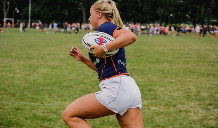 Willemijn op weg naar een try. (foto: Joyce Huis)
