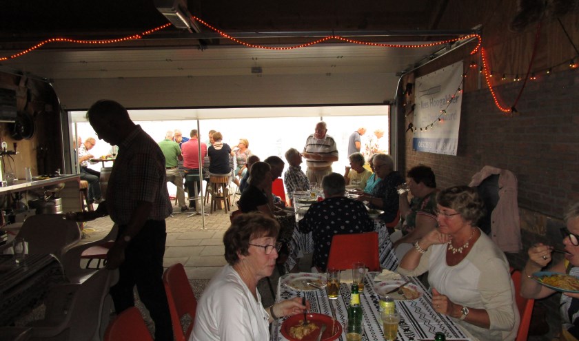 Gezellig buffet. (foto: Wim Bloemendal)
