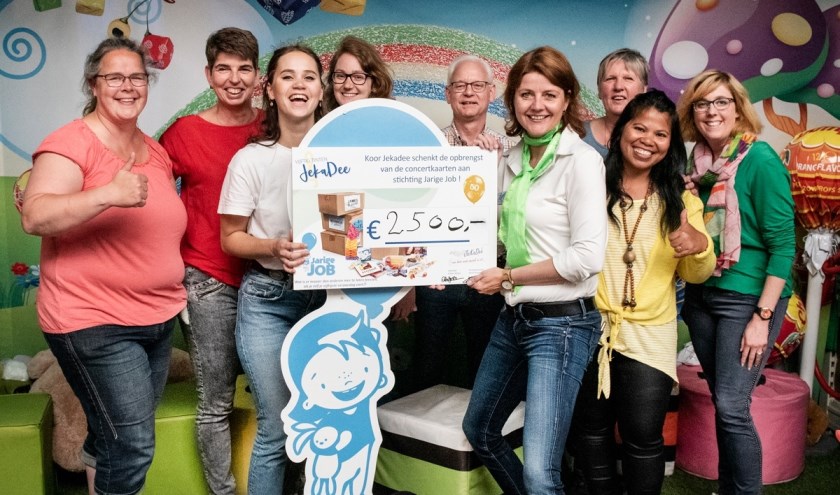 Stichting Jarige Job heeft de cheque van de Jekadee leden overhandigd gekregen. (foto: Marit Veringmeier)