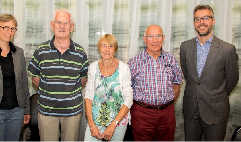 Op de foto van links naar rechts: Monica Krol van de gemeente Duiven, de bestuursleden van Het Palet Simon Wesdijk, Janneke Bos (vz) en Jan van Buren, en notaris Van Belsen. (foto: Willy Demon)