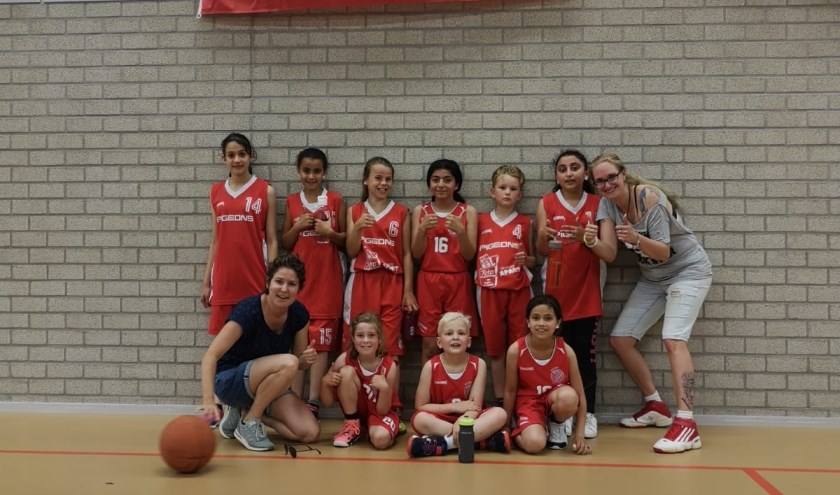 Onder: Ghena, Amal, Femke, Layan, Mike, Asil. Boven: Mara, Niklas, Aliyah Coaches Froukje Sanberg en Maud de Vries. (foto: Pigeons Basketbal )