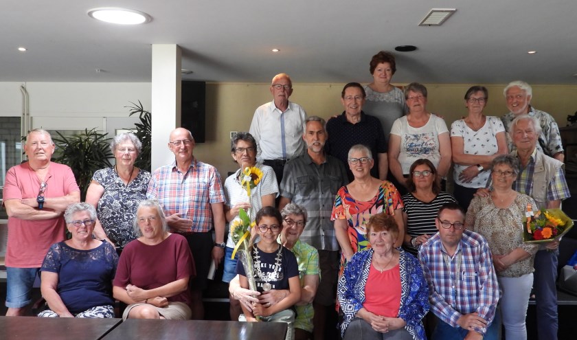 Kinderburgemeester Salma tussen de trotse zwemmers. (foto: Roel)