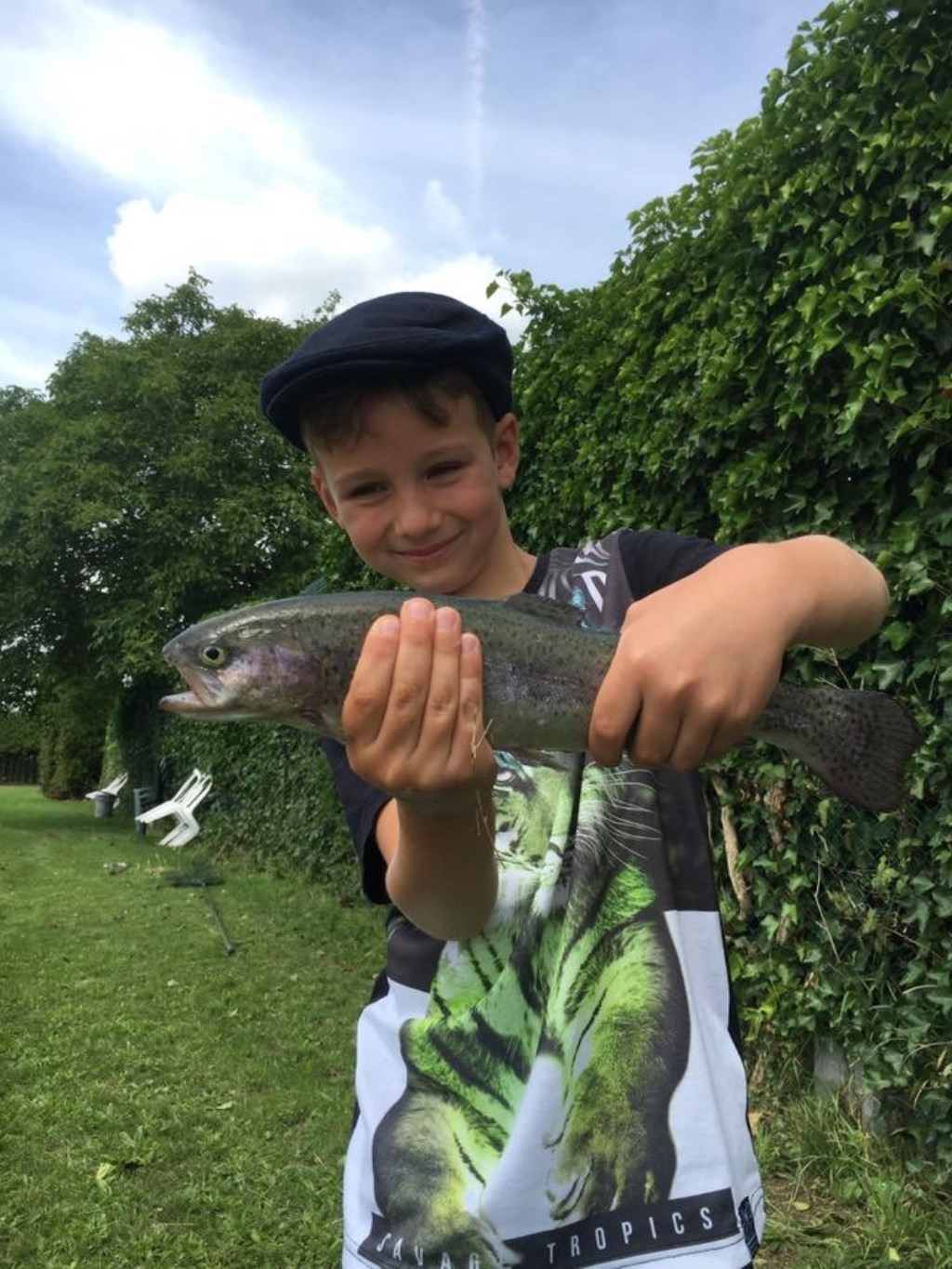 Robin, jeugdlid van HSV Sint-Petrus met een gevangen forel. (foto: Ruben)