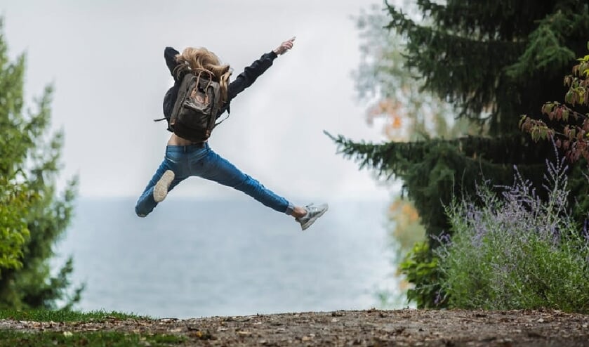 Meisje springt in de natuur (foto: Stockphoto)