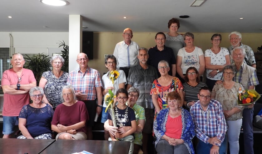 Kinderburgemeester Salma tussen de trotse zwemmers. (foto: Roel)