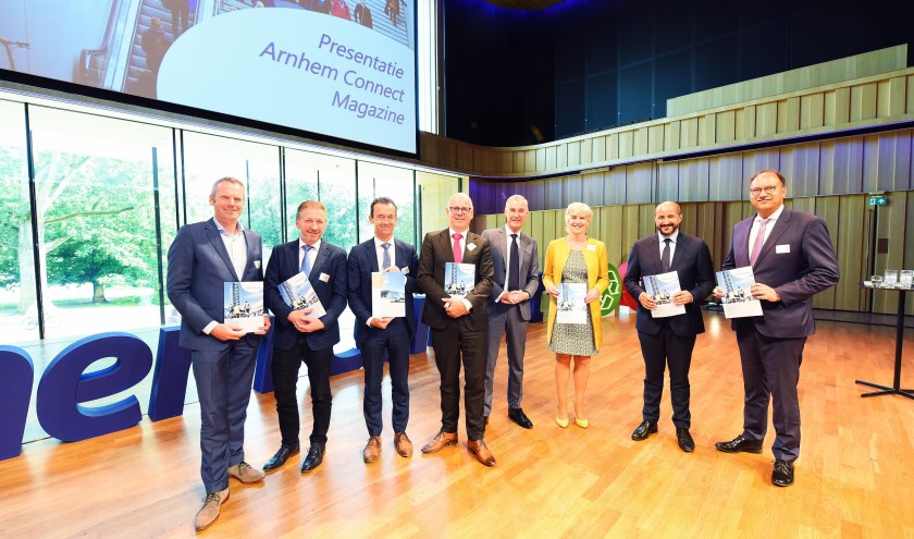 Burgemeesters en wethouders uit de regio nemen het magazine Arnhem Connect in ontvangst. (foto: Bas van Spankeren)