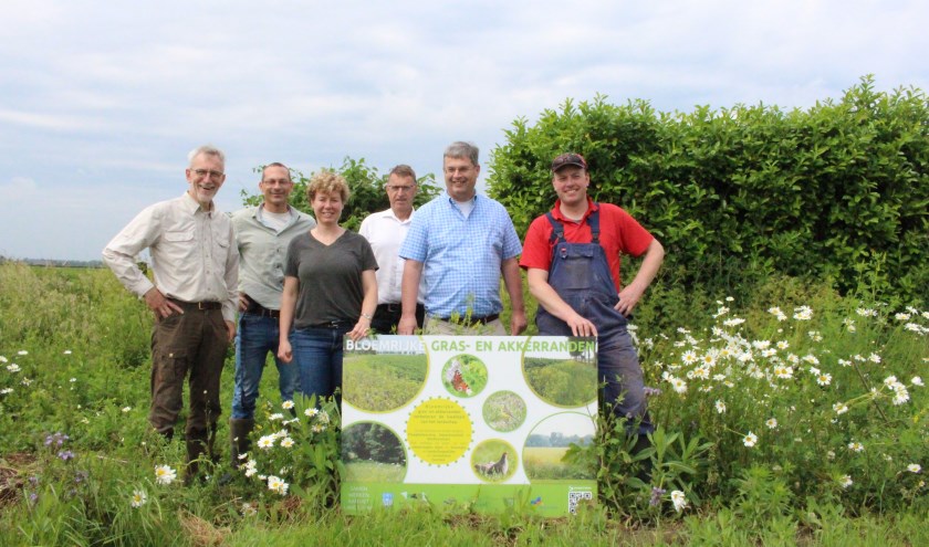 Projectgroep bloemrijke akkerranden, van links naar rechts: Henk van Ziel, Tijl Essens, Corine Weiman, Bert Snel, Bas Colen en Peter Mulder. (foto: Harrie Seesink)